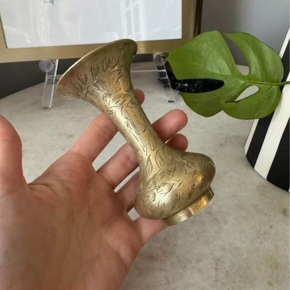 Small vintage solid brass vase - Picture 6 of 6